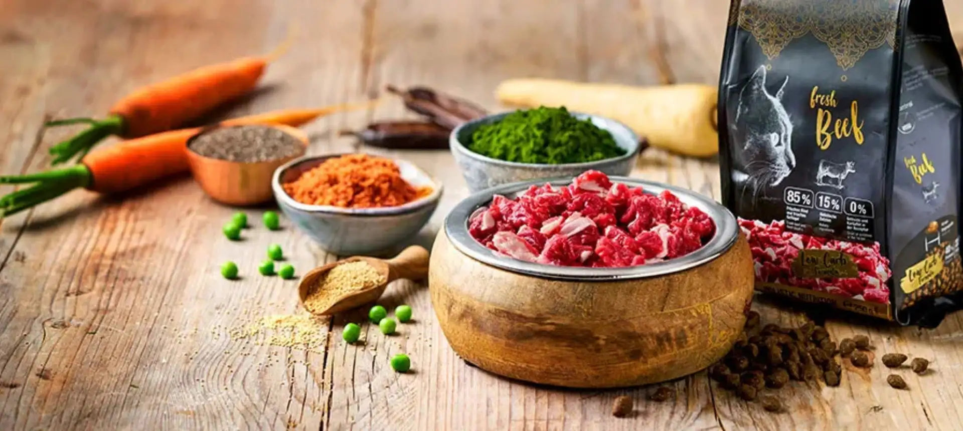 חתיכות בקר נא בקערה עץ עם עשבי תיבול ותבלינים.